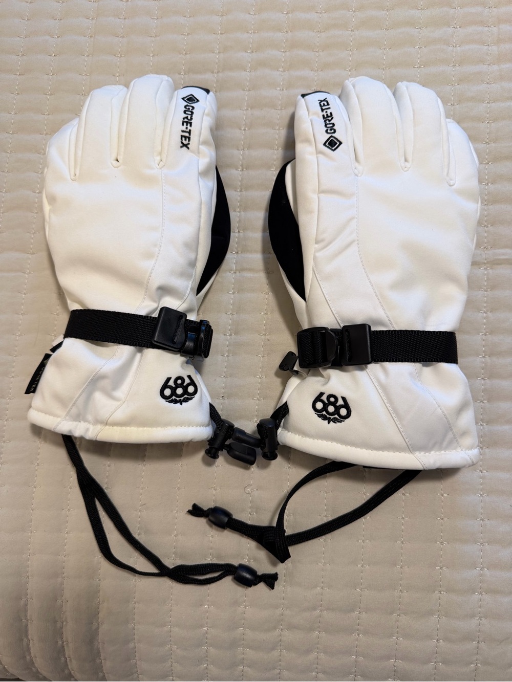686 White Gore‑Tex Insulated Ski Gloves with Black Accents